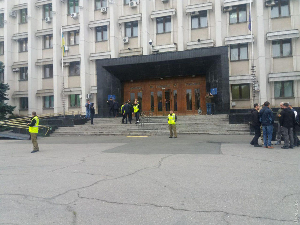 В Одессе после сообщения о бомбе из здания вокзала эвакуировали людей