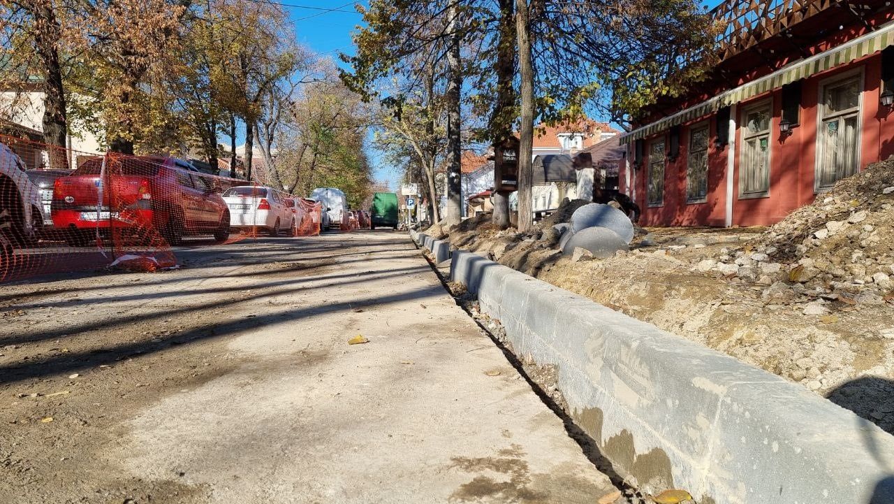 Полным ходом идёт ремонт тротуаров на улице A. Щусева в Кишиневе