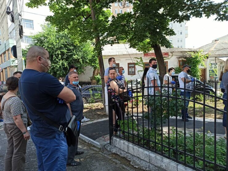 Десятки людей стоят у наркодиспансера, чтобы оформить документы на водительские права