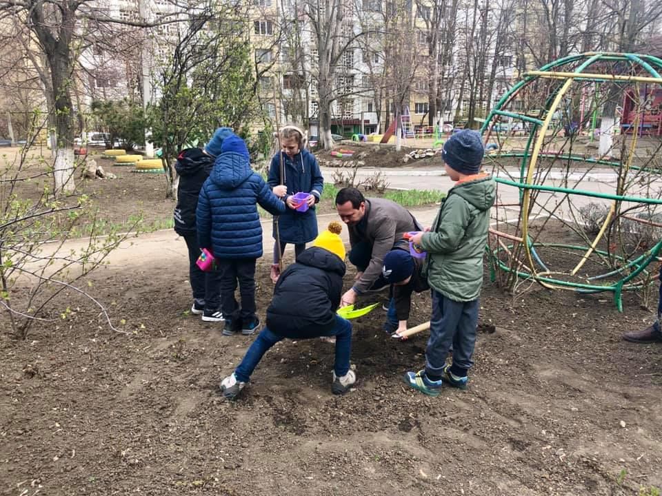 Воспитанники детских садов приняли участие в озеленении столицы
