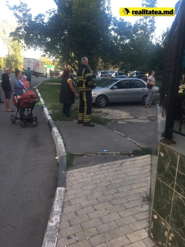 На Чеканах мужчина угрожал выброситься с 4 этажа