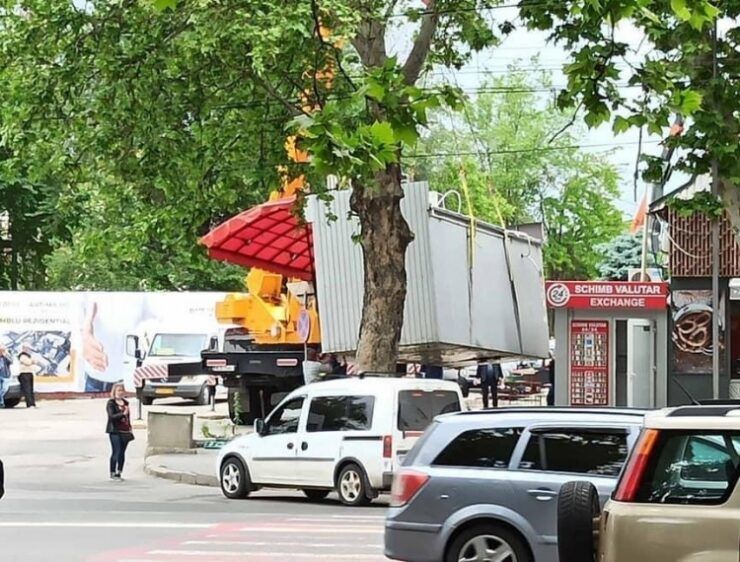 На Буюканах эвакуировали 8 незаконных киосков и павильон