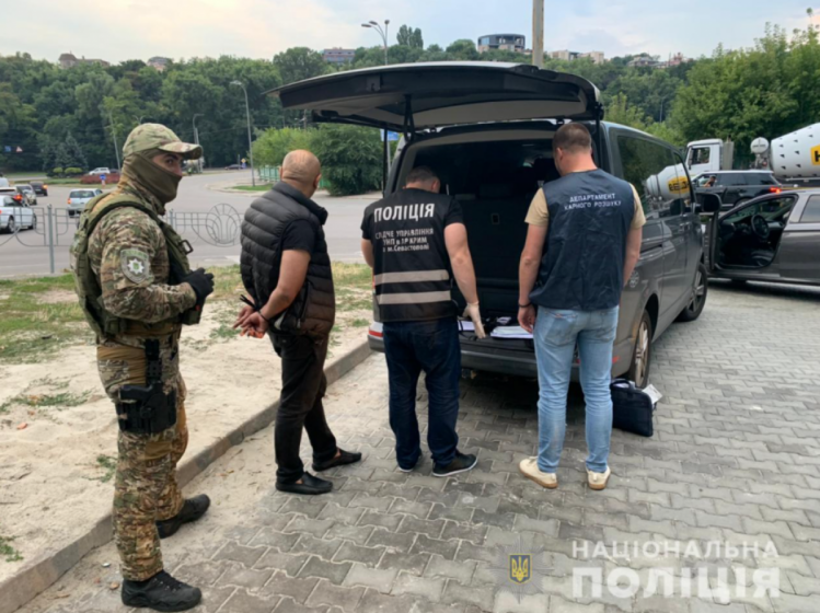 В Украине пытались сбыть миллион фальшивых долларов