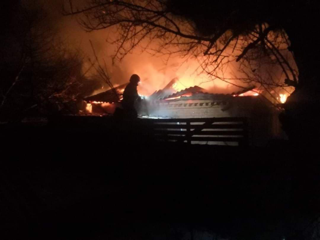 Из-за ударов по Харькову произошли десятки пожаров, погибли не менее 4 человек