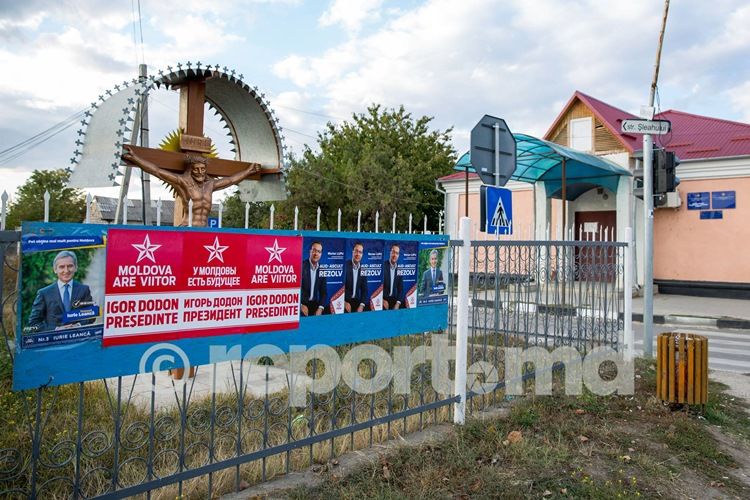 Morţii ca miză electorală: Afişe cu Lupu, Dodon şi Leancă, pe gardul unui cimitir din Ungheni