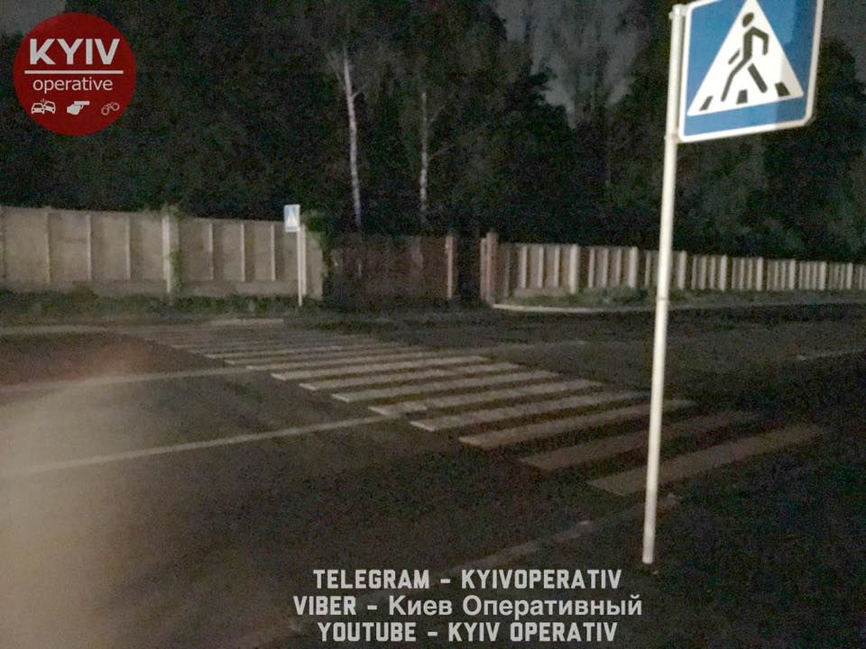 В Киеве мотоцикл насмерть сбил женщину, которая шла с могилы ребенка