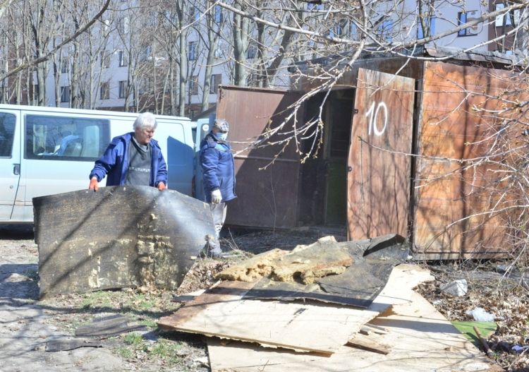 На Чеканах снесли 5 гаражей, еще 45 ждут своей очереди