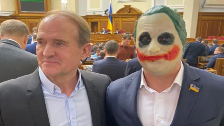 Украинский депутат пришел в Раду в маске Джокера