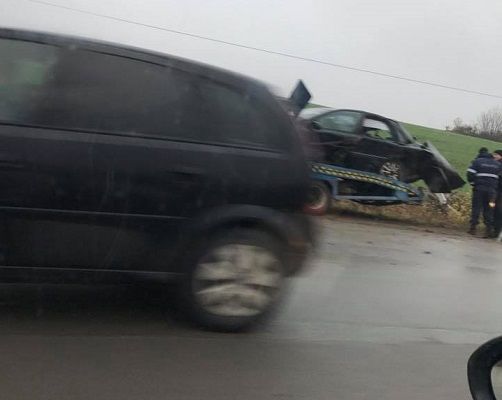 Возле Будешт иномарка врезалась в столб, есть пострадавшие