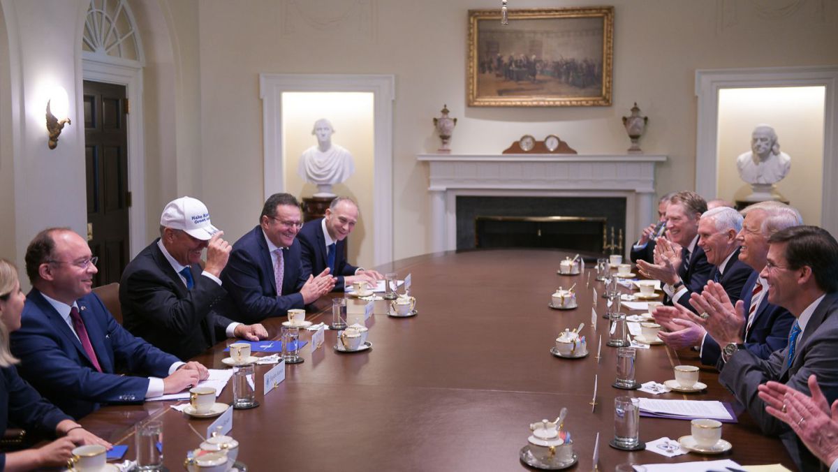 Трамп подарил Йоханнису кепку с надписью «Сделаем Румынию великой снова»