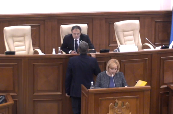 Dezordine în Parlament: Cum a fost surprins Ghimpu în sala Legislativului