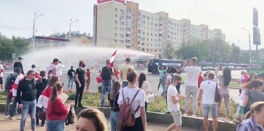 В МВД Белоруссии объяснили использование водомёта для разгона мирной акции