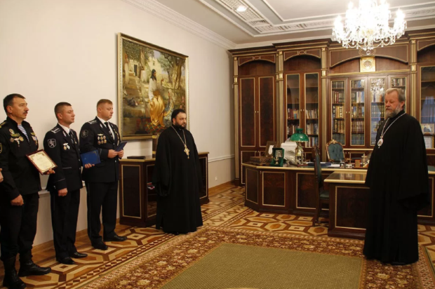Митрополит наградил Кавкалюка и других полицейских дипломами и медалями