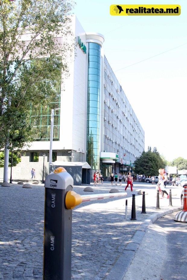 O tânără s-a ales cu o comoție cerebrală, după ce a fost lovită de bariera de acces auto din fața Ministerului de Finanțe