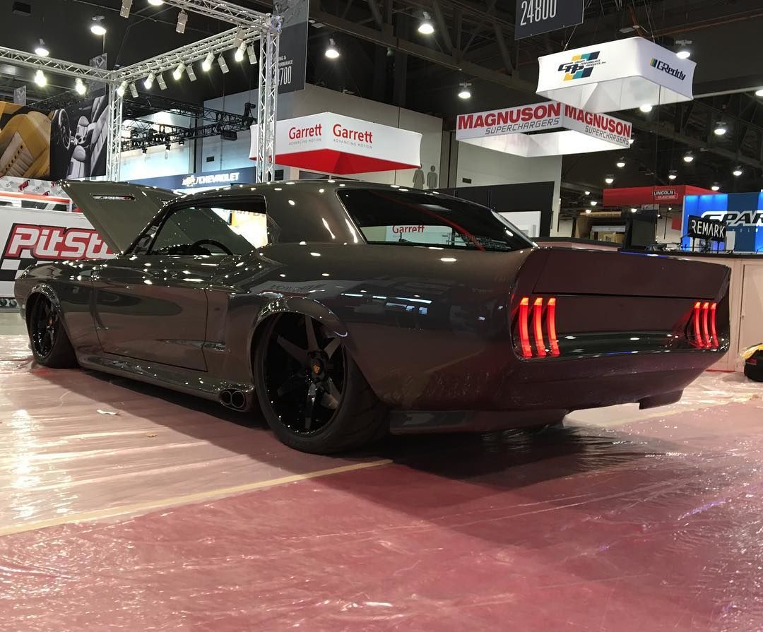 Американцы построили Mustang с двигателем от Ferrari