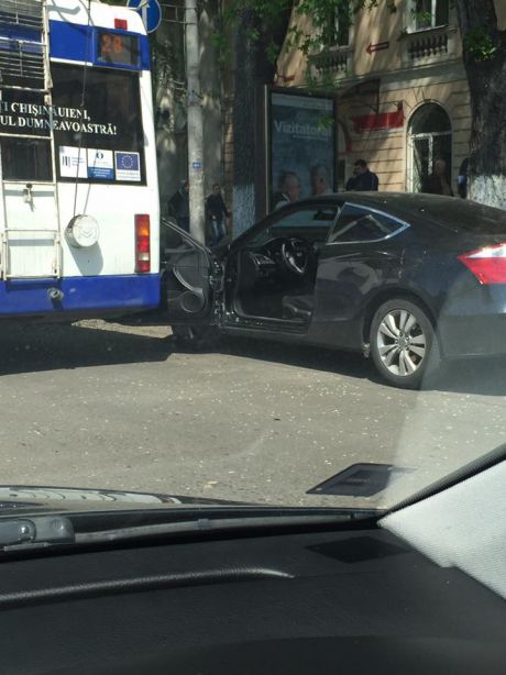 Un troleibuz i-a ”luat pe sus” ușa mașinii sale, parcată neregulamentar pe bd. Ștefan cel Mare