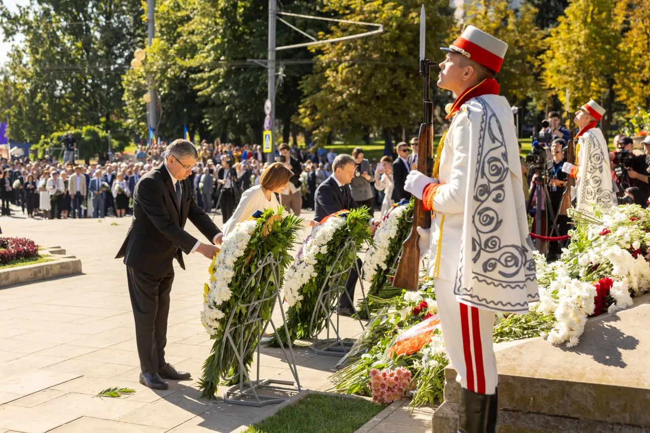 Майя Санду сменила три наряда в День независимости