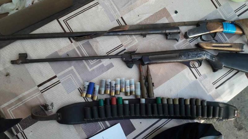 Arme și cartușe, ridicate în urma unor percheziții domiciliare la Fălești