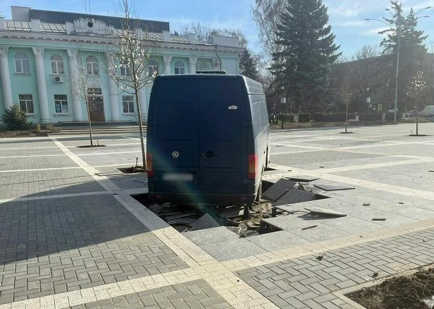В Унгенах микроавтобус заехал на ремонтируемую площадь и повредил плитку