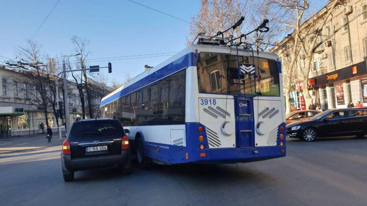 В столице автомобиль столкнулся с троллейбусом