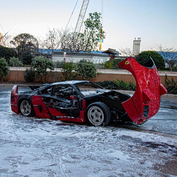В Монако мужчина с балкона тушил горящую Ferrari