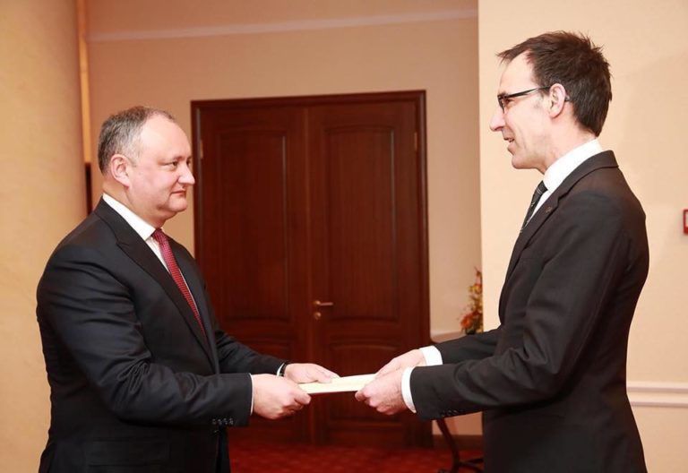 Trei ambasadori noi în Moldova, cu sediile la Bucureşti, Sofia şi Bruxelles, au transmis scrisorile de acreditare lui Dodon