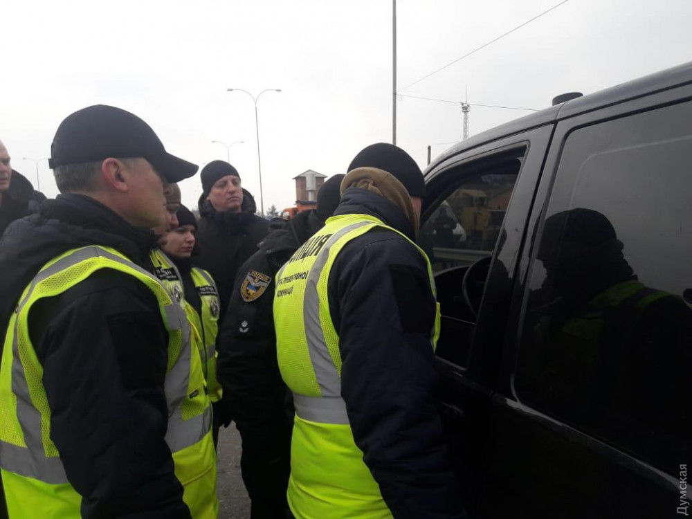 Полиция Украины останавливает автобусы при въезде в Одессу — ищут вооруженных людей