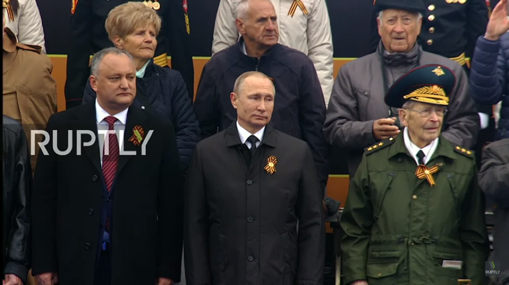 Președintele Igor Dodon, în dreapta lui Vladimir Putin la parada din Moscova