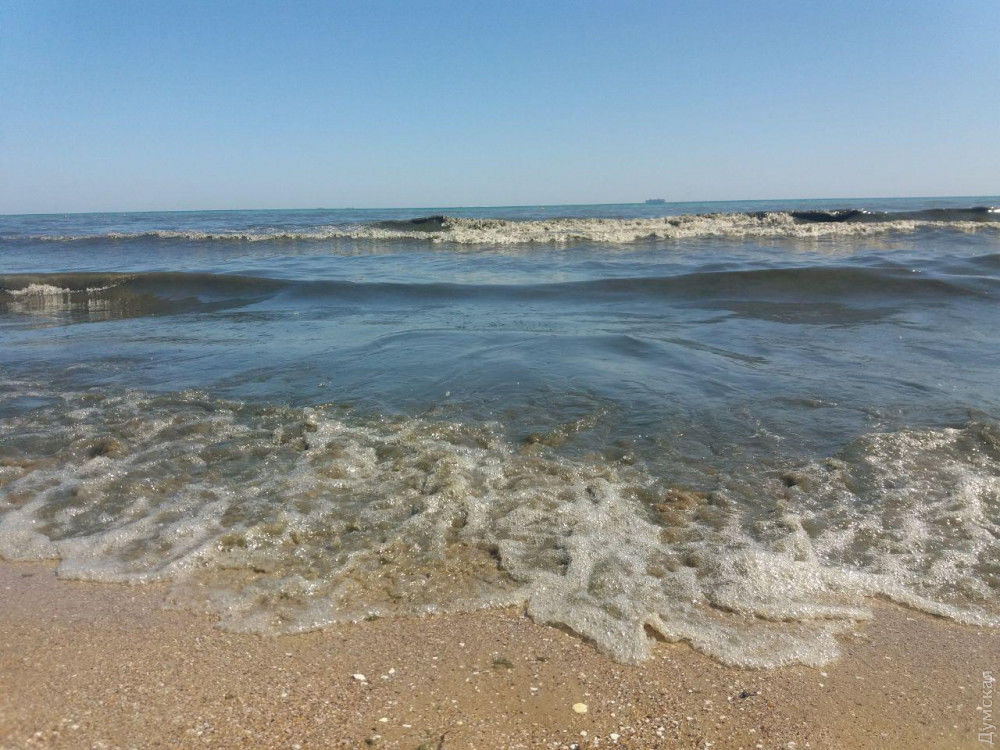 Вода на самом большом естественном пляже Одессы стала черной и дурно пахнет