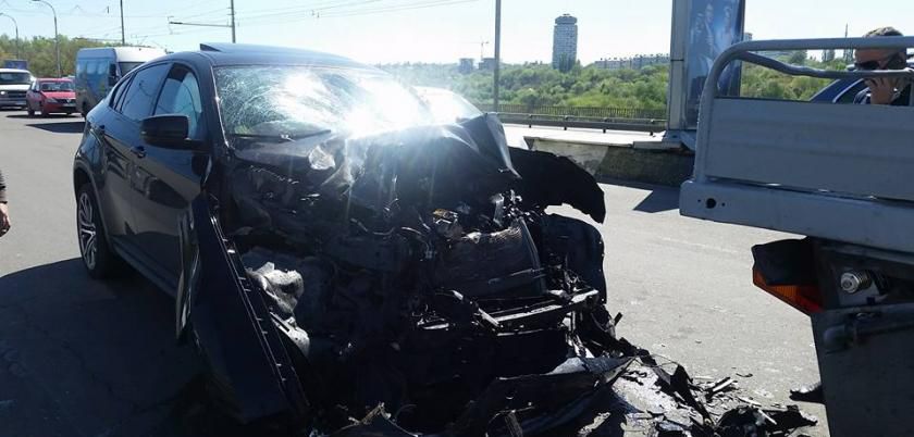 На Виадуке BMW X6 врезался в автоподъемник