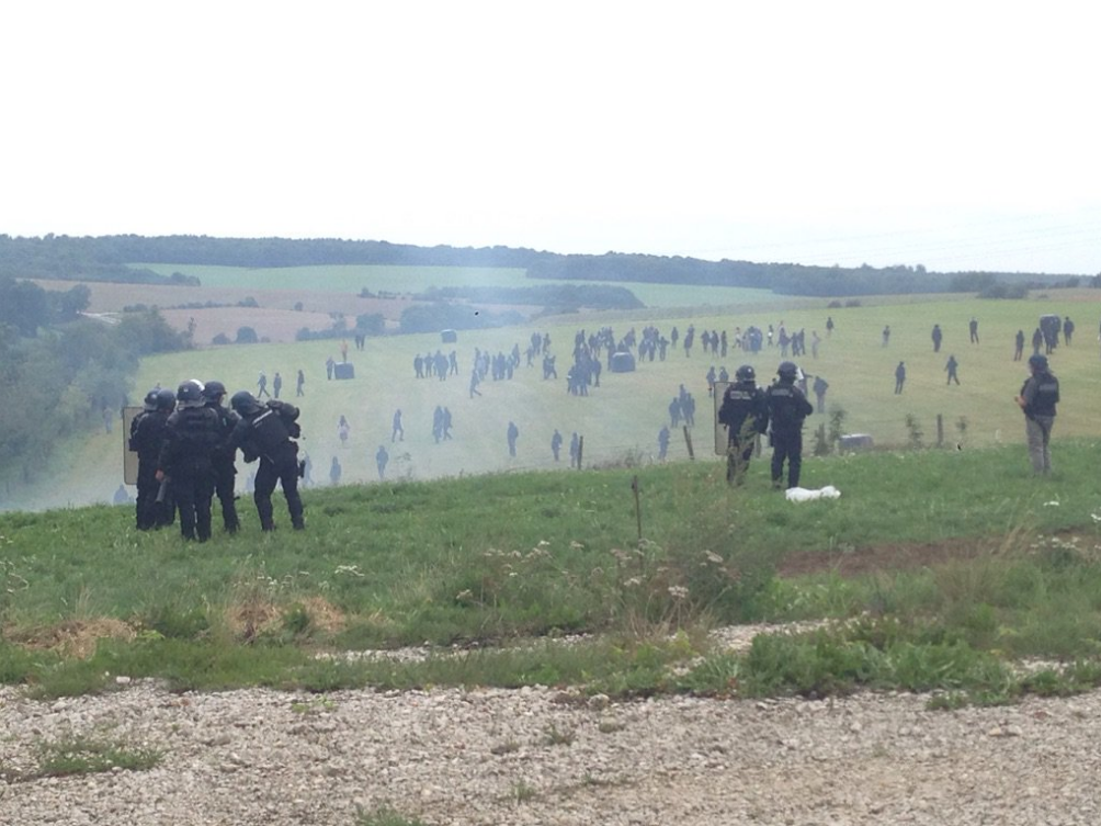 Во Франции разогнали экоактивистов, 40 пострадали