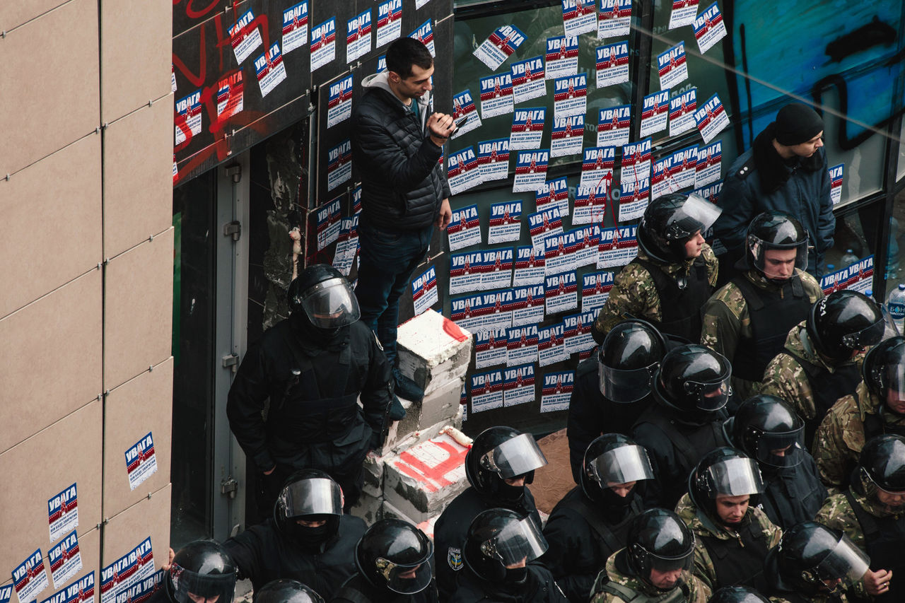 В Харькове в ходе столкновений у Сбербанка пострадали двое полицейских