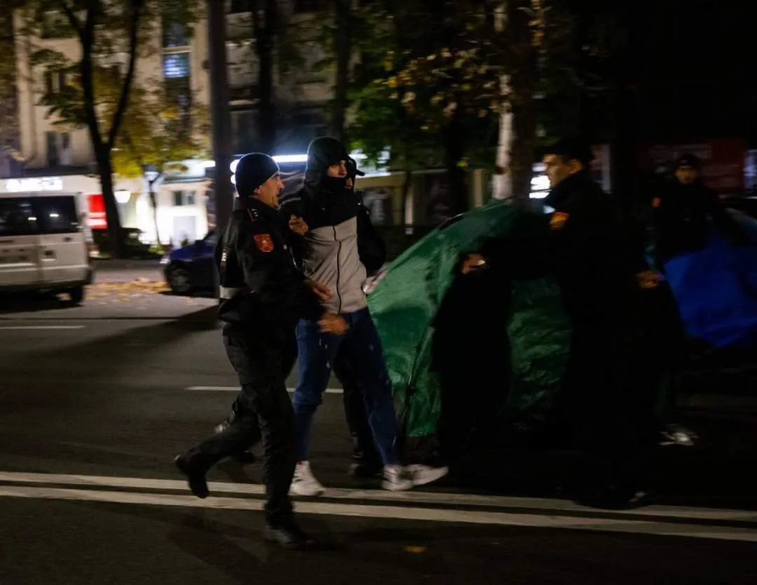 Полиция задержала 3 участников протеста: они снова пытались перекрыть дорогу
