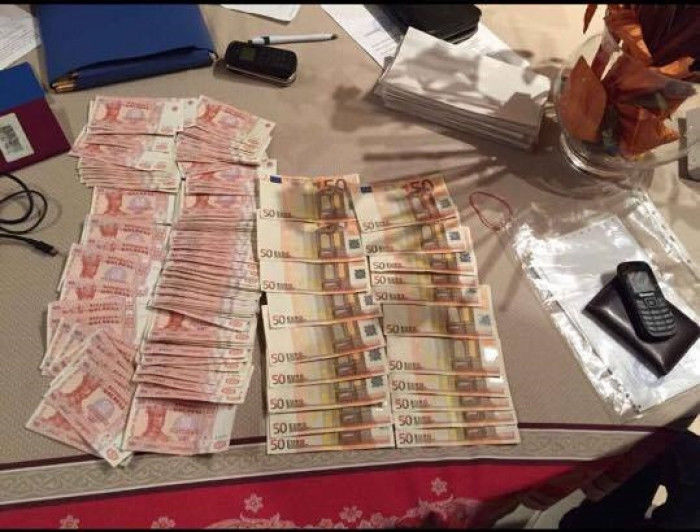 Cine sunt ofiţerii de la Vamă şi MAI, prinşi în flagrant cu mită de 50000 €