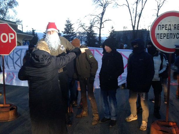 На Украине националисты заблокировали Киево-Печерскую Лавру