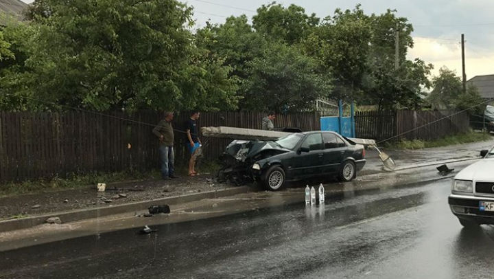 Accident teribil la Peresecina: Un şofer a doborât un pilon de electricitate