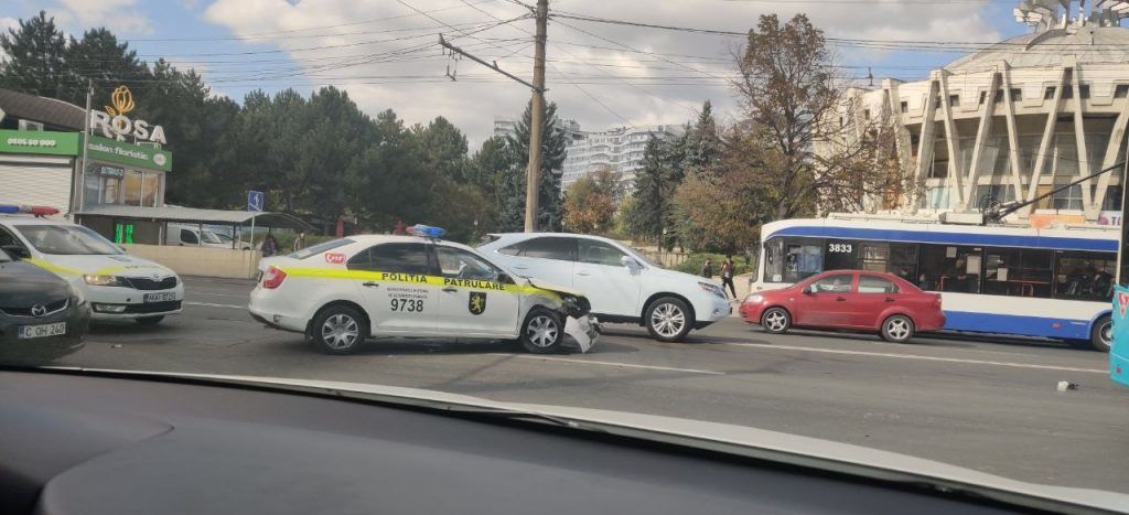 У Цирка произошло ДТП с участием автомобиля полиции и такси