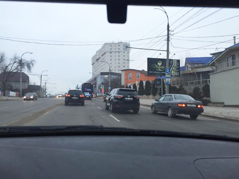 Автобус демократов передвигается в сопровождении джипов с охраной