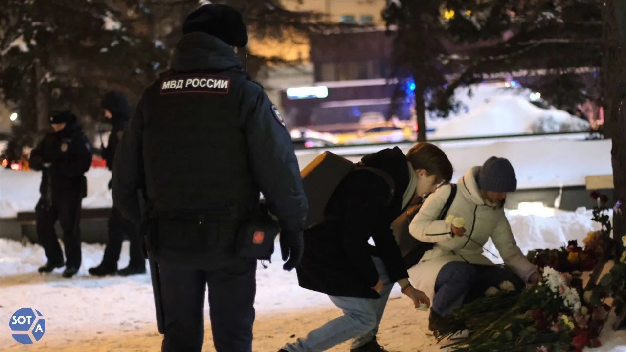 В городах РФ пытаются уничтожить мемориалы Навальному: появляются новые