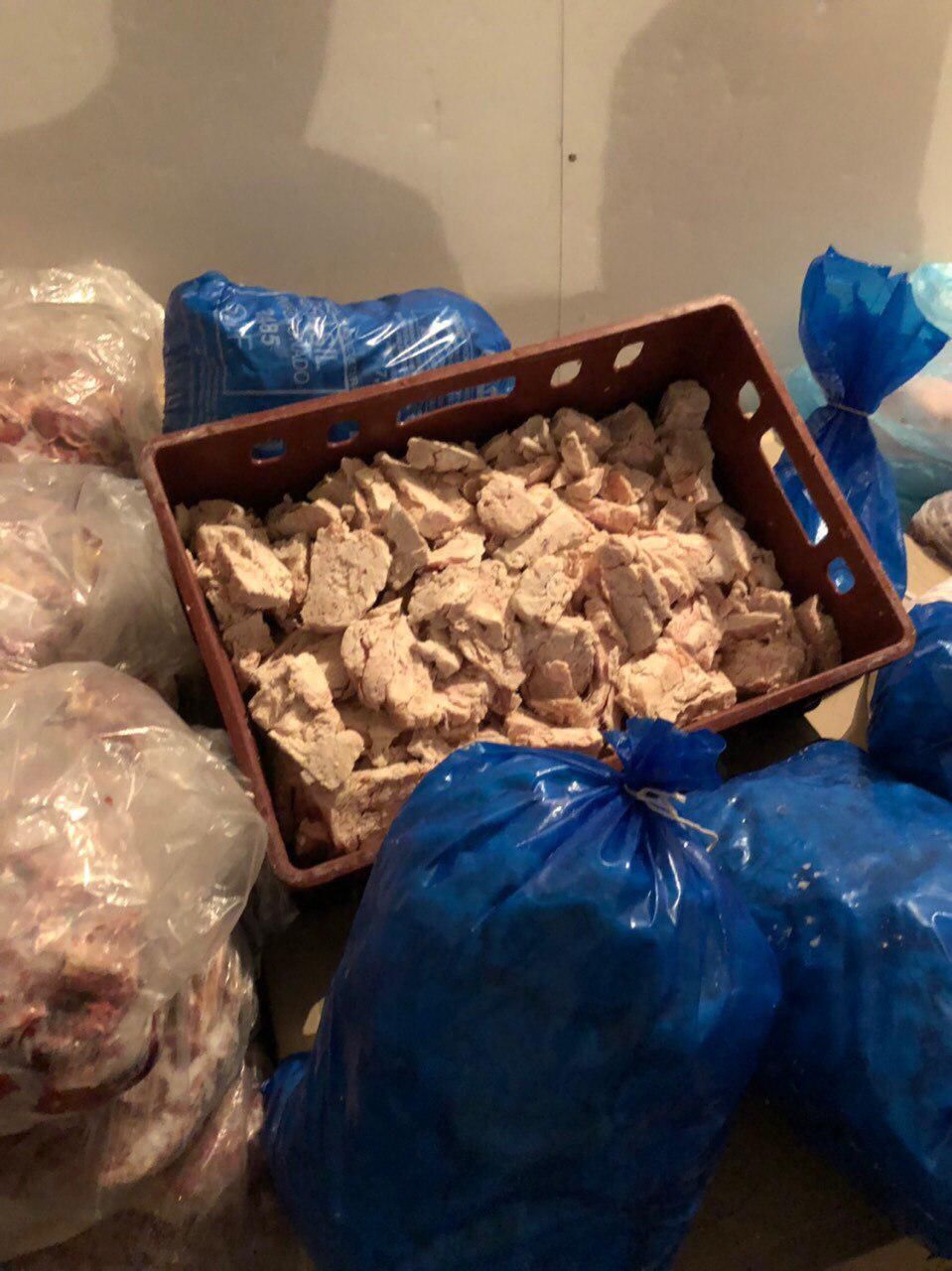 Полиция конфисковала тонны мясных изделий, просроченных и без указания срока годности