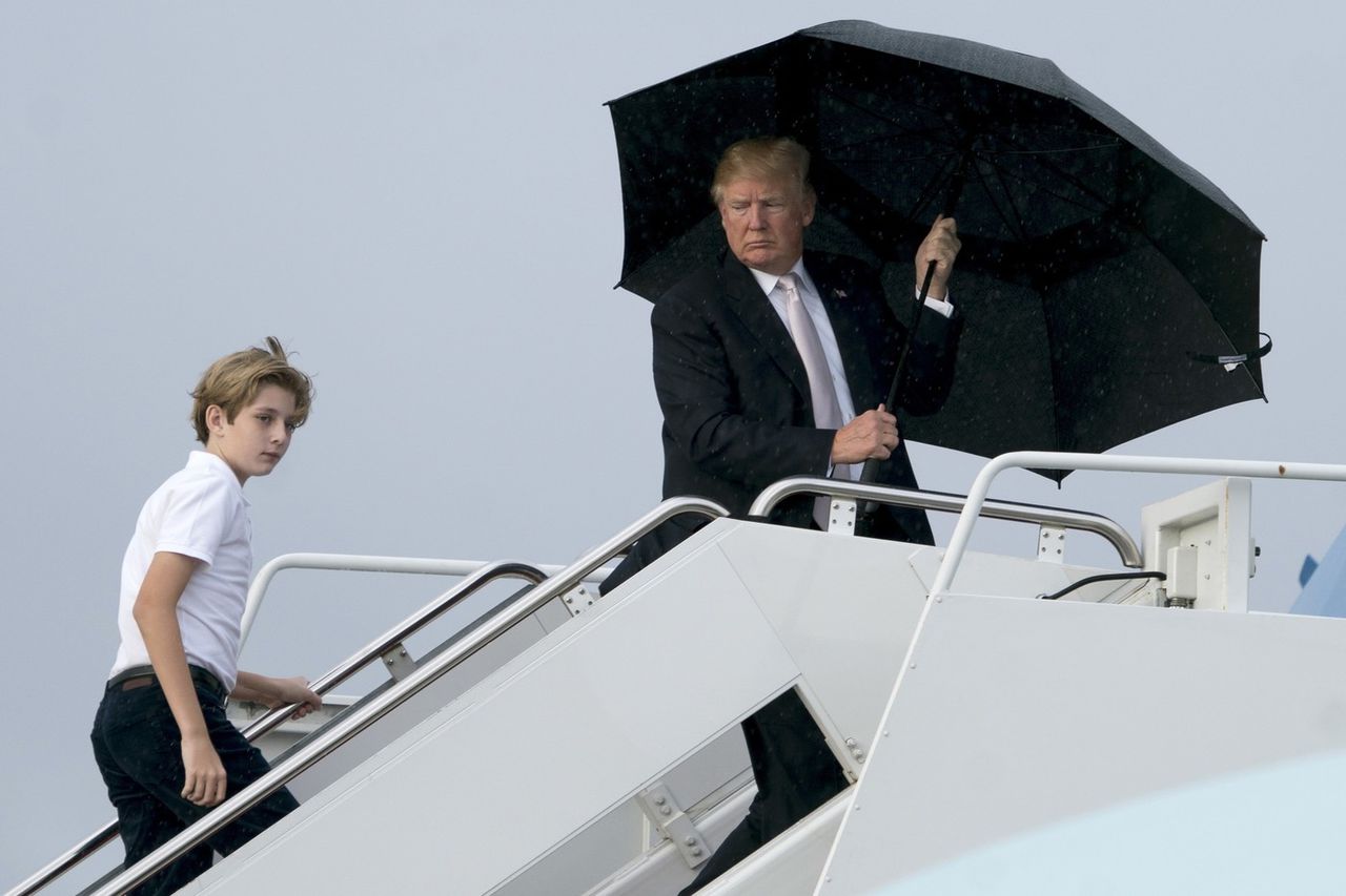 Американцы возмущены тем, что Дональд Трамп даже на публике отказывается заботиться о жене и сыне