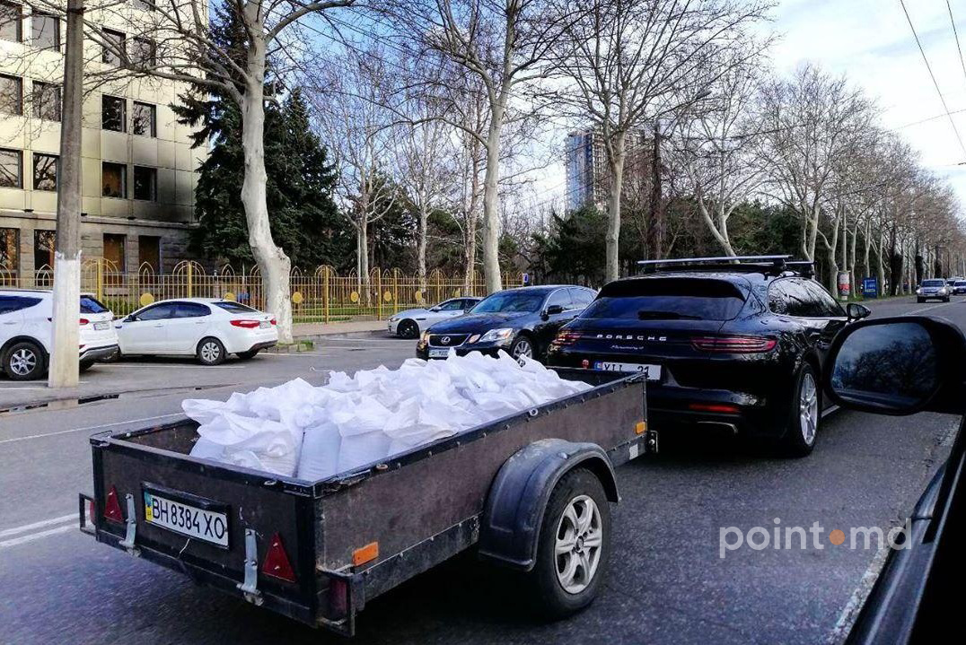 На Украине засняли молдавский Porsche, перевозящий стройматериалы