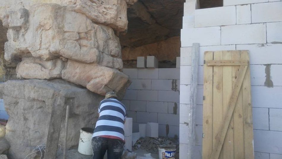 В Одессе на пляже, открытом Саакашвили, снова строят забор