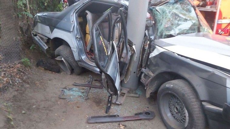 В столице BMW на высокой скорости врезался в столб, пострадала женщина