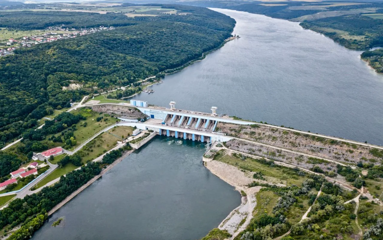 Россия атаковала Новоднестровск: есть риск повреждения дамбы