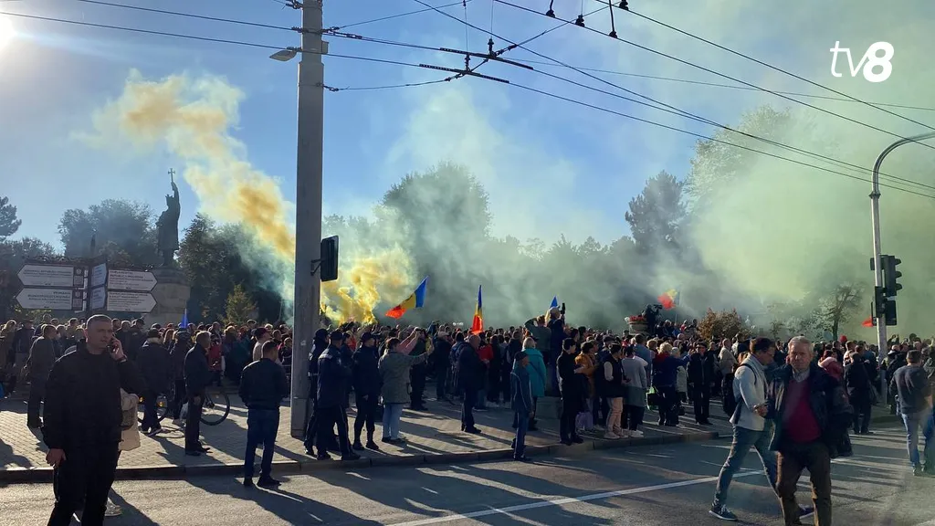 Протестующие в центре Кишинева зажгли дымовые шашки