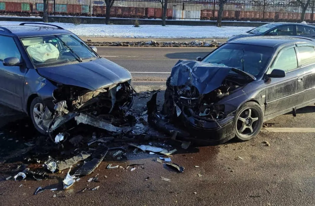 Accident în Capitală: Două automobile s-au tamponat frontal
