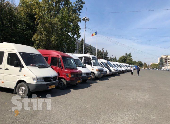 Представители транспортных компаний проводят акцию протеста в Кишиневе