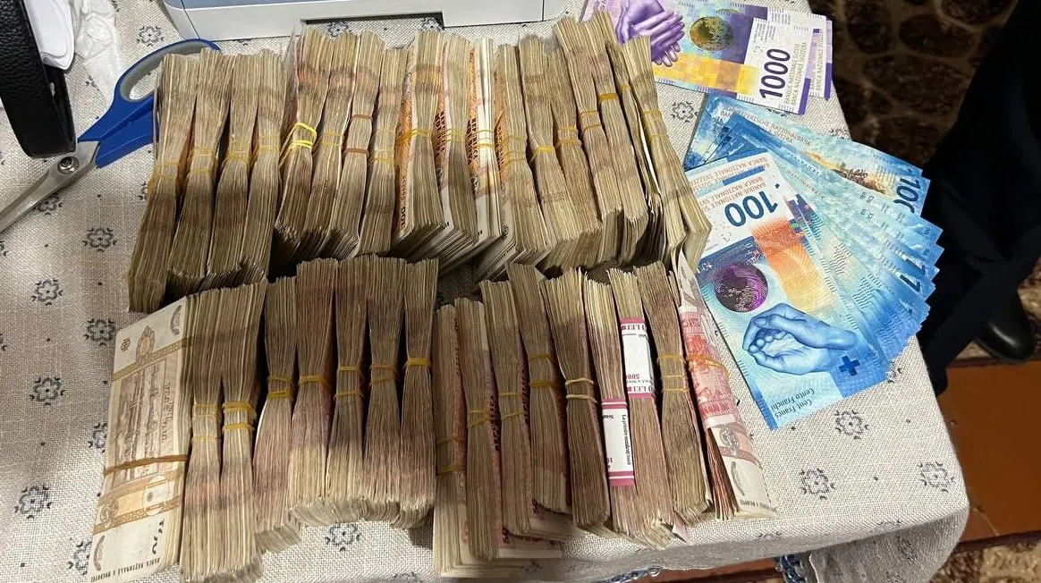 Contrabandă, furt și spălare de bani: Patru suspecți, reținuți în Moldova
