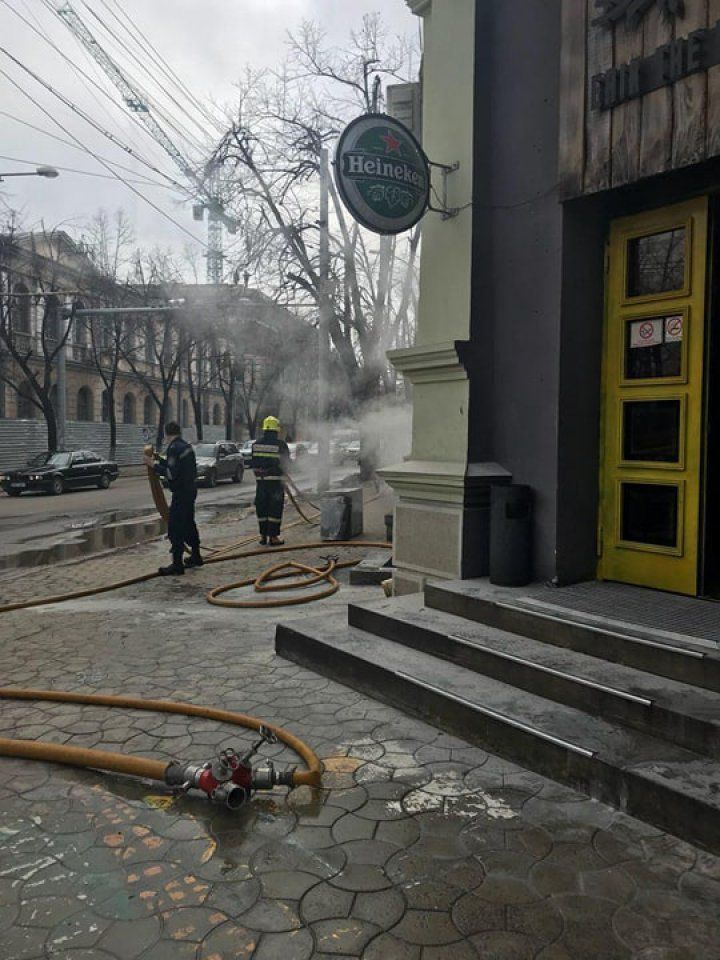 Incendiu de amploare în Capitală: Arde un restaurant